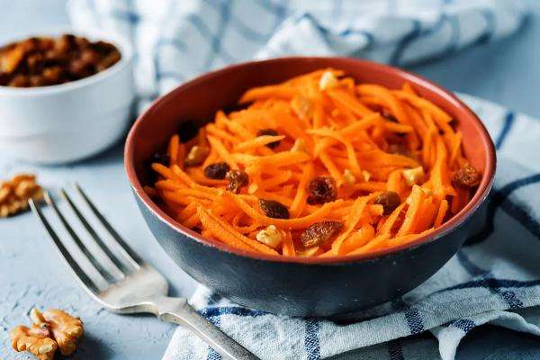 Постные блюда с ярким вкусом: котлеты из крапивы и морковный салат. Готовим в пост по-новому