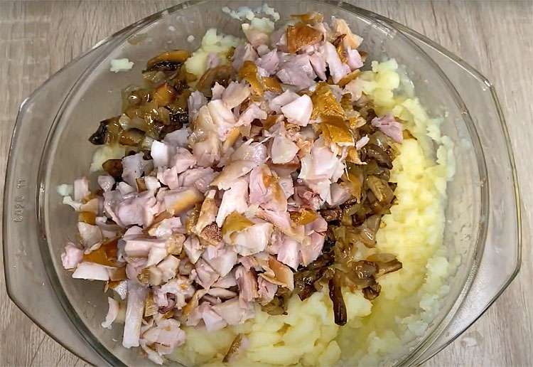  Соединяем курицу, грибы, лук и картошку: делаем в духовке замену котлетам