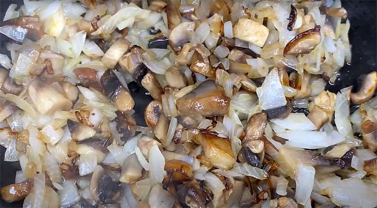  Соединяем курицу, грибы, лук и картошку: делаем в духовке замену котлетам
